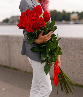 Букет из 15 метровых голландских роз красного цвета